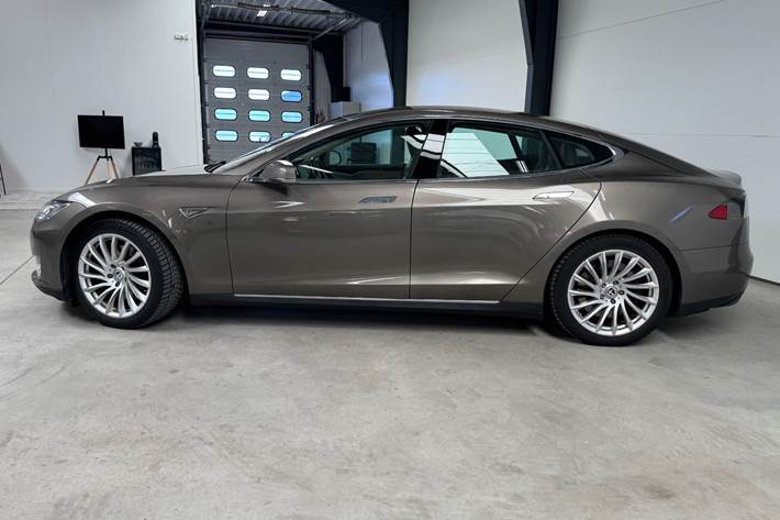 Orange Tesla Model S fra 2015