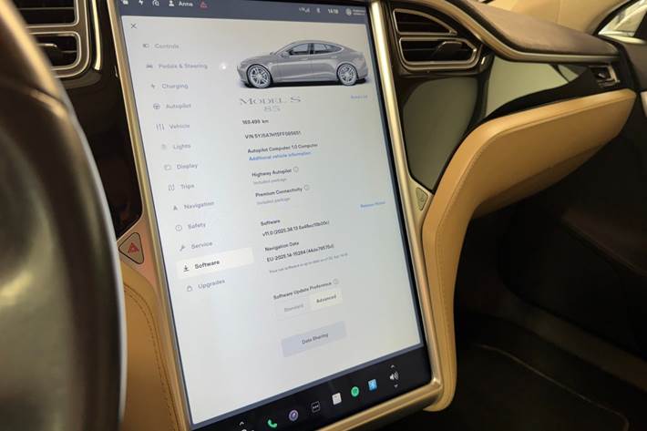 Orange Tesla Model S fra 2015