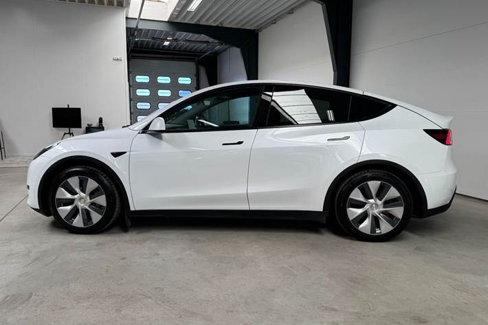 Hvid Tesla Model Y fra 2023