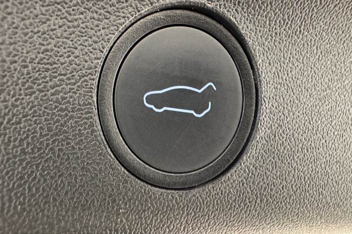 Hvid Tesla Model Y fra 2023