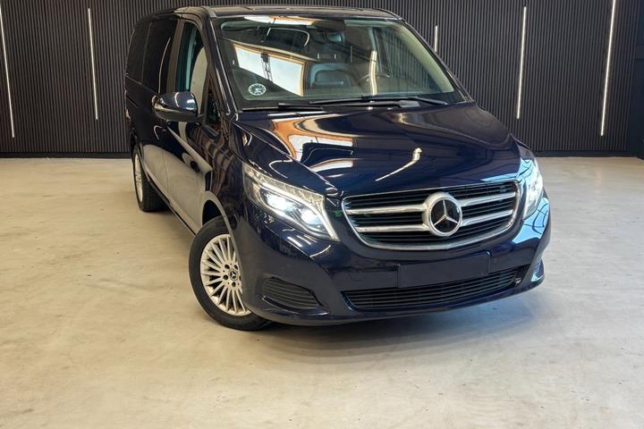 Blå Mercedes V250 d fra 2018 set udefra
