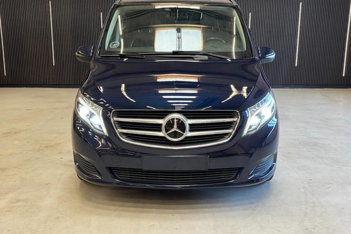 Blå Mercedes V250 d fra 2018 set udefra