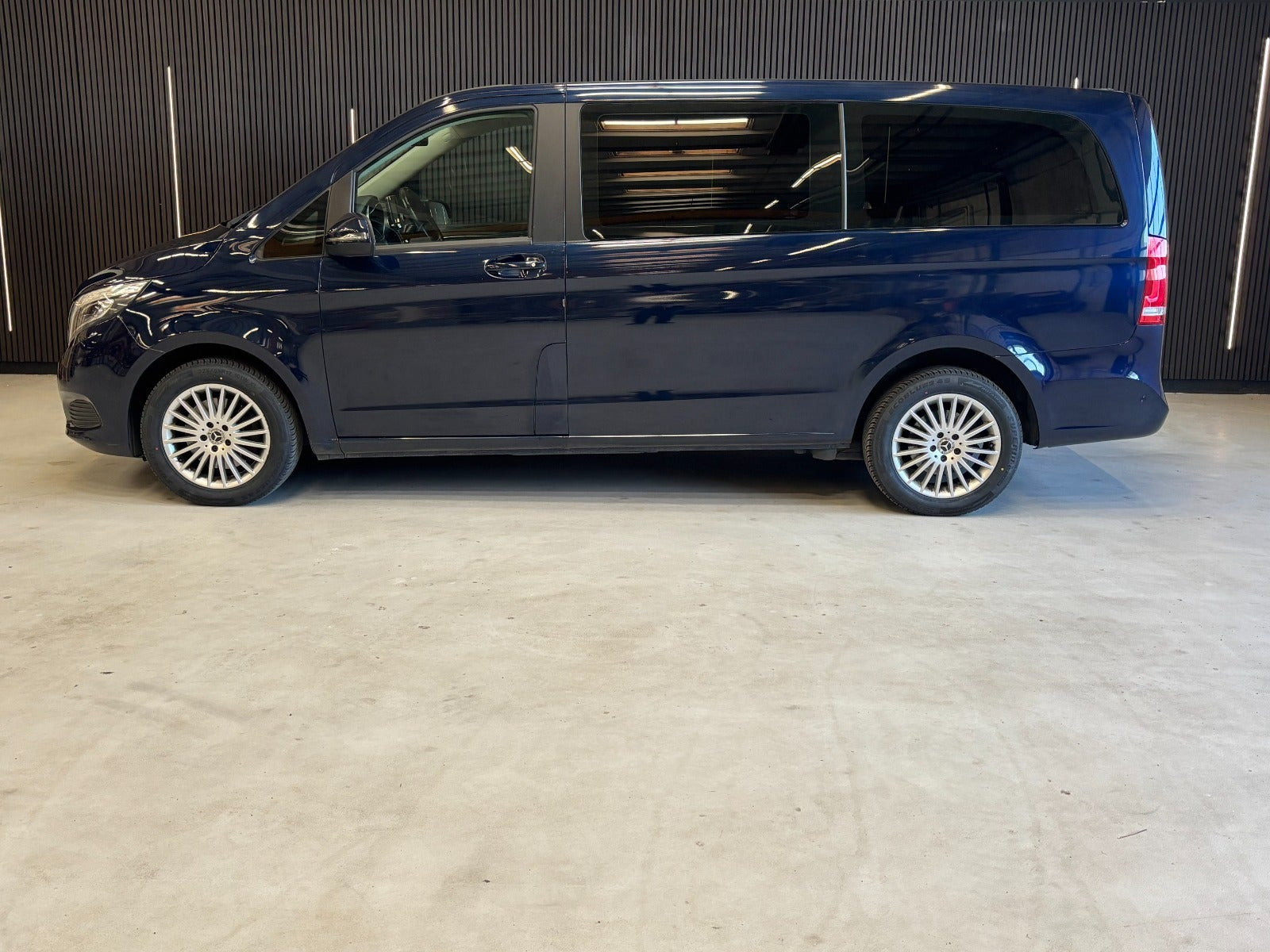 Blå Mercedes V250 d fra 2018