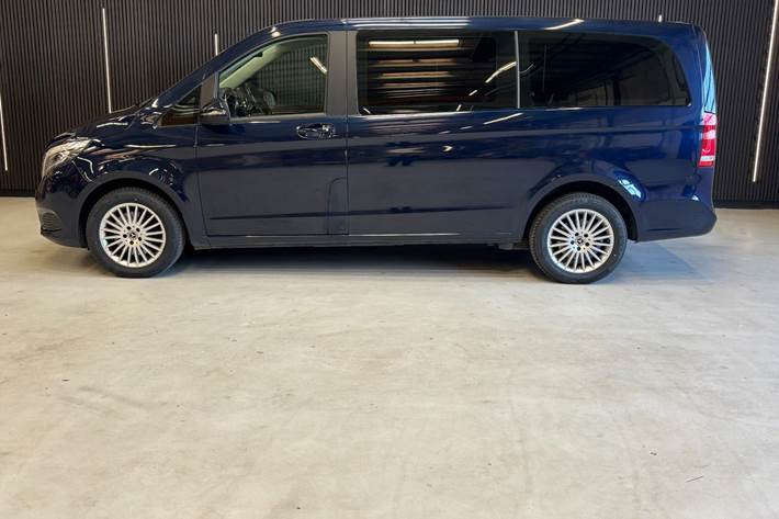 Blå Mercedes V250 d fra 2018