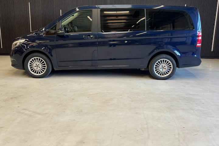 Blå Mercedes V250 d fra 2018