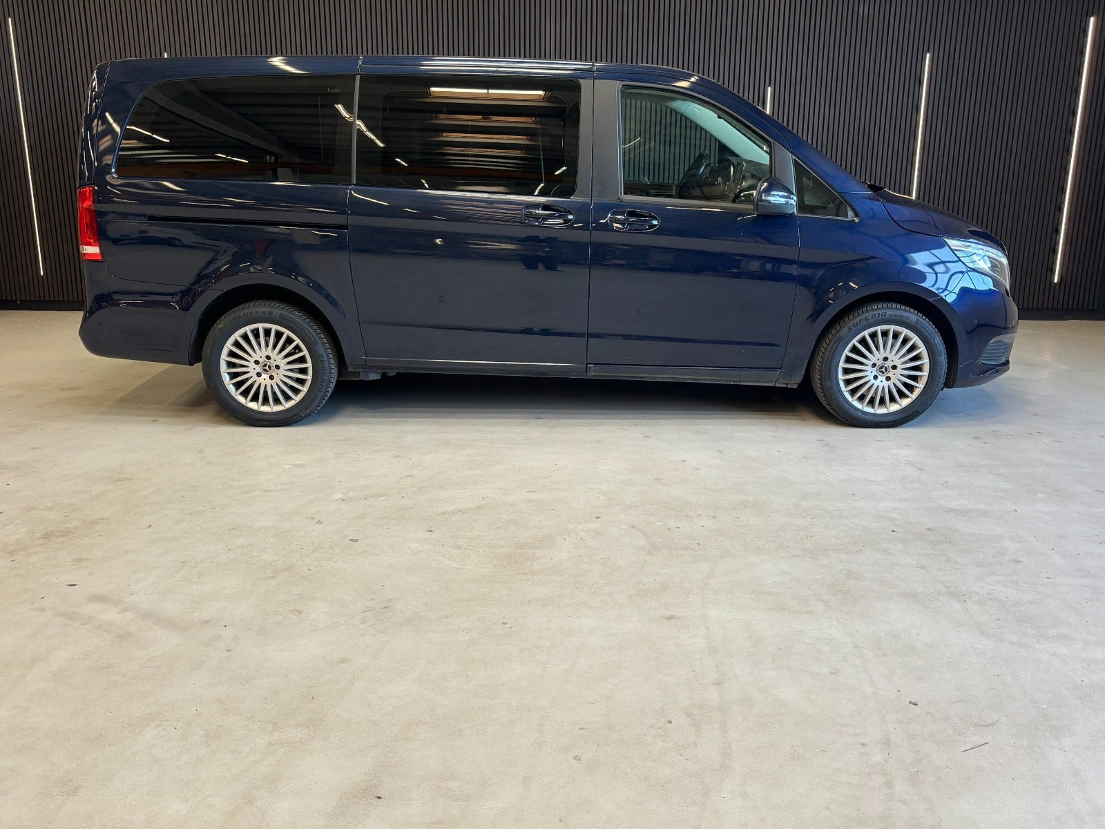 Blå Mercedes V250 d fra 2018