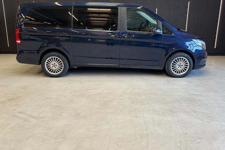 Blå Mercedes V250 d fra 2018