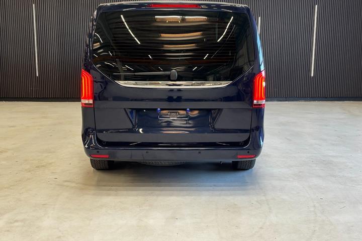 Blå Mercedes V250 d fra 2018 set udefra