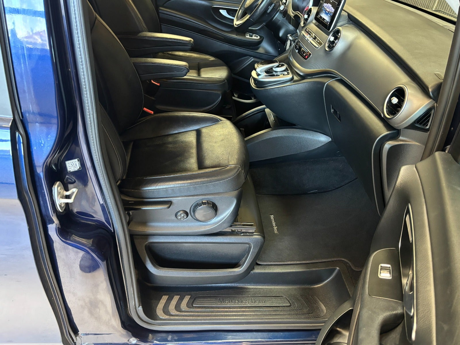 Blå Mercedes V250 d fra 2018