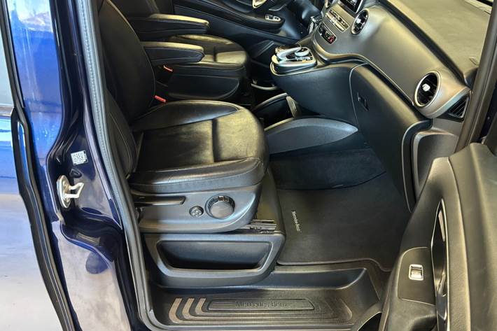 Blå Mercedes V250 d fra 2018