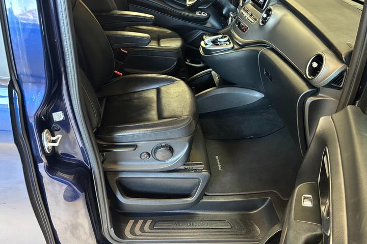 Blå Mercedes V250 d fra 2018