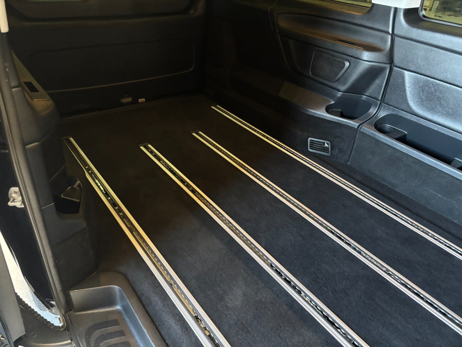 Blå Mercedes V250 d fra 2018