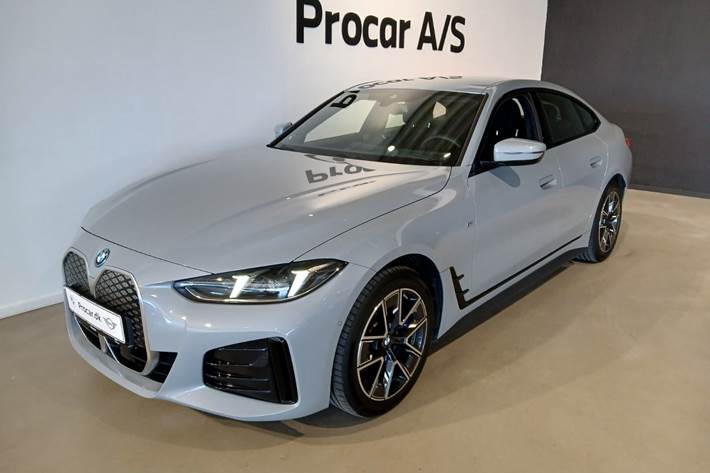 Grå BMW i4 fra 2025