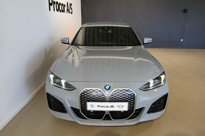Grå BMW i4 fra 2025