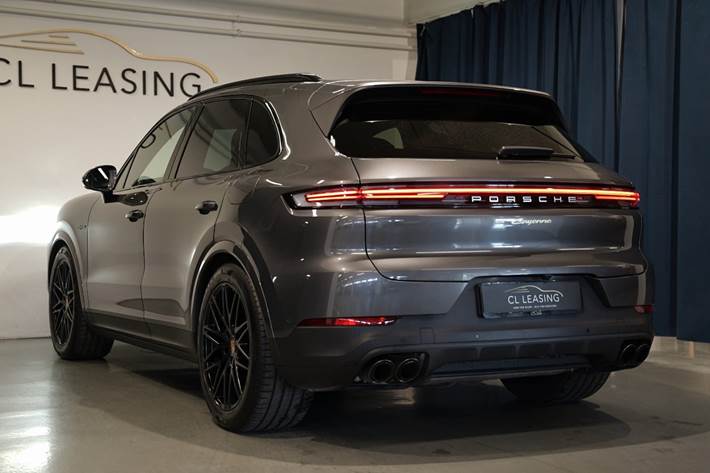 Grå Porsche Cayenne fra 2024