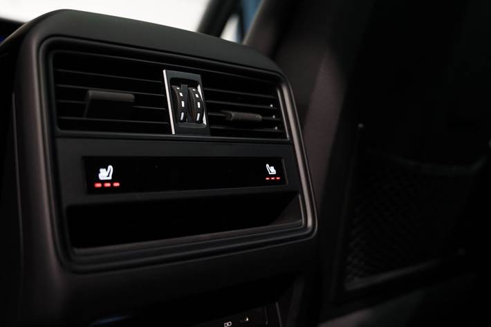 Grå Porsche Cayenne fra 2024