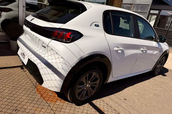 Hvid Peugeot e-208 fra 2023