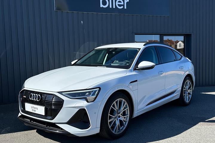 Hvid Audi e-tron fra 2020 set udefra