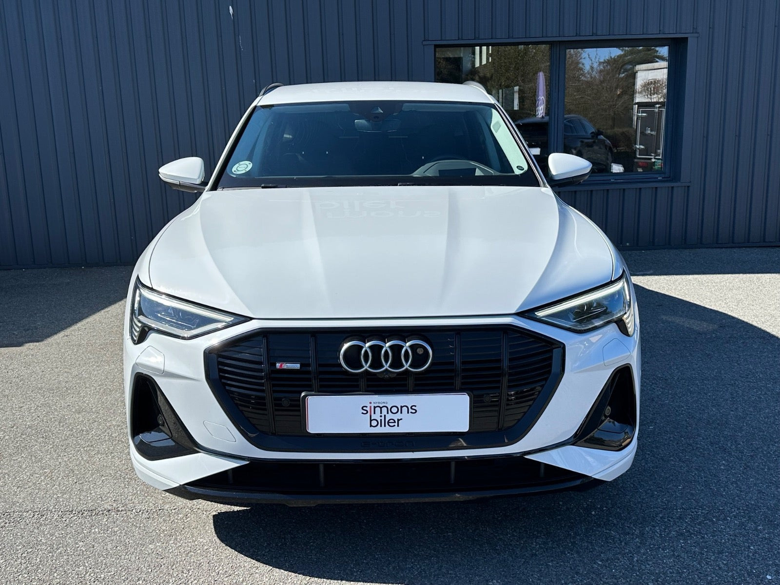 Hvid Audi e-tron fra 2020