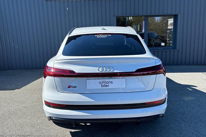 Hvid Audi e-tron fra 2020