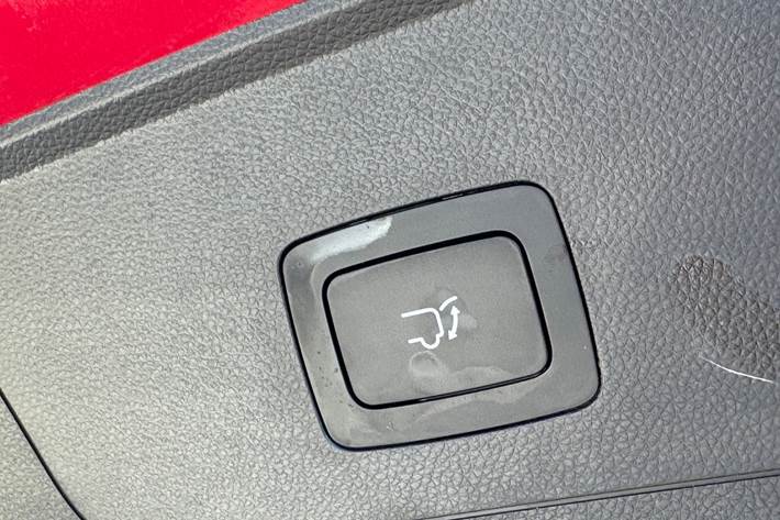 Rød Maxus Euniq6 fra 2024