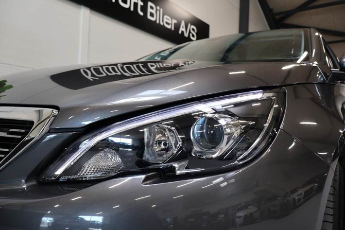 Grå Peugeot 308 fra 2018