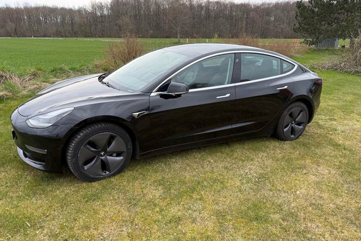 Sort Tesla Model 3 fra 2020