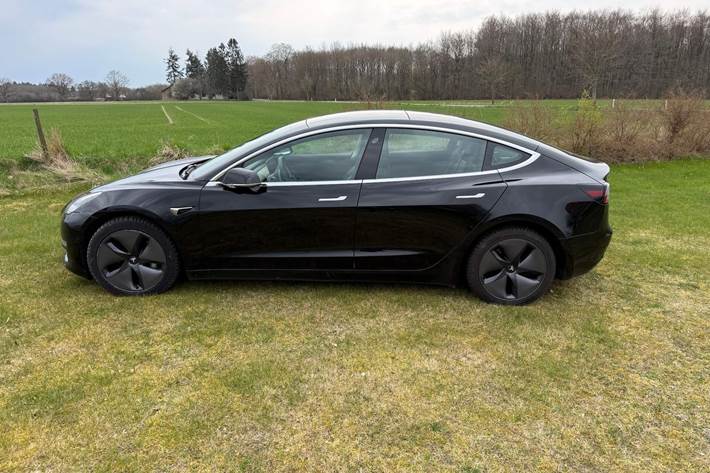 Sort Tesla Model 3 fra 2020