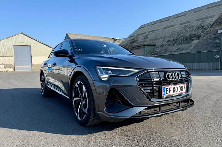 Grå Audi e-tron fra 2021