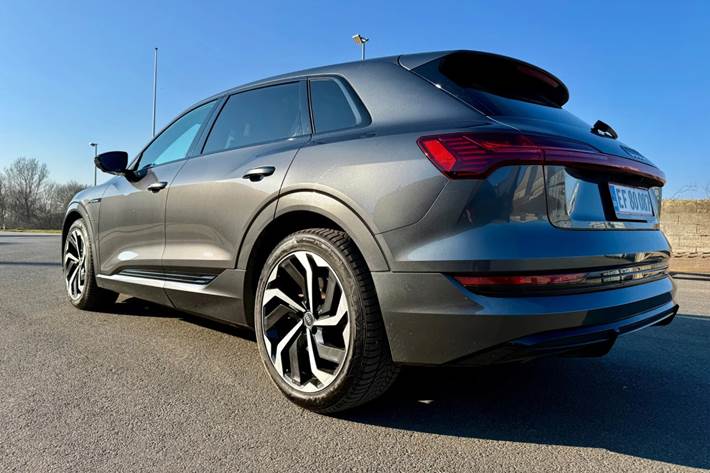 Grå Audi e-tron fra 2021