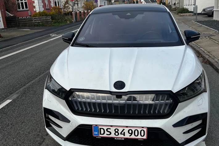 Hvid Skoda Enyaq fra 2023