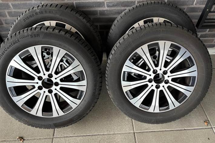 Grå Mercedes EQA350 fra 2022