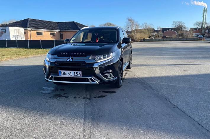 Sort Mitsubishi Outlander fra 2020