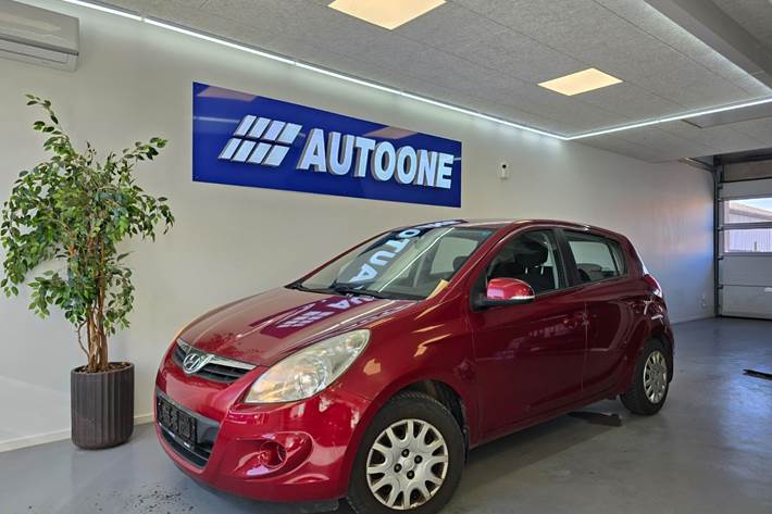 Rød Hyundai i20 fra 2011