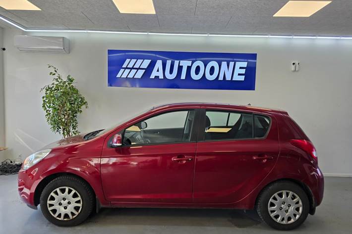 Rød Hyundai i20 fra 2011