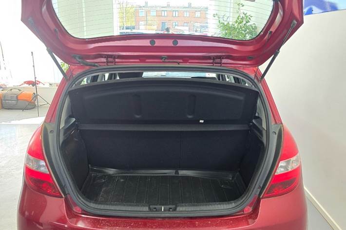 Rød Hyundai i20 fra 2011