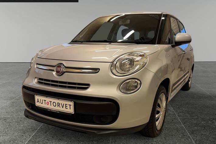 Sølv Fiat 500L Living fra 2016 set udefra
