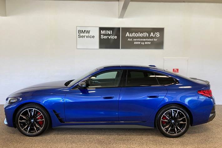 Blå BMW i4 fra 2025