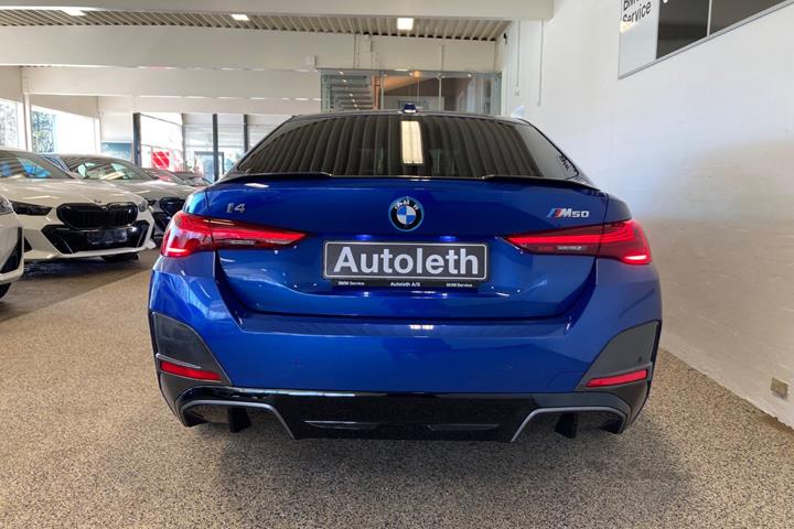 Blå BMW i4 fra 2025