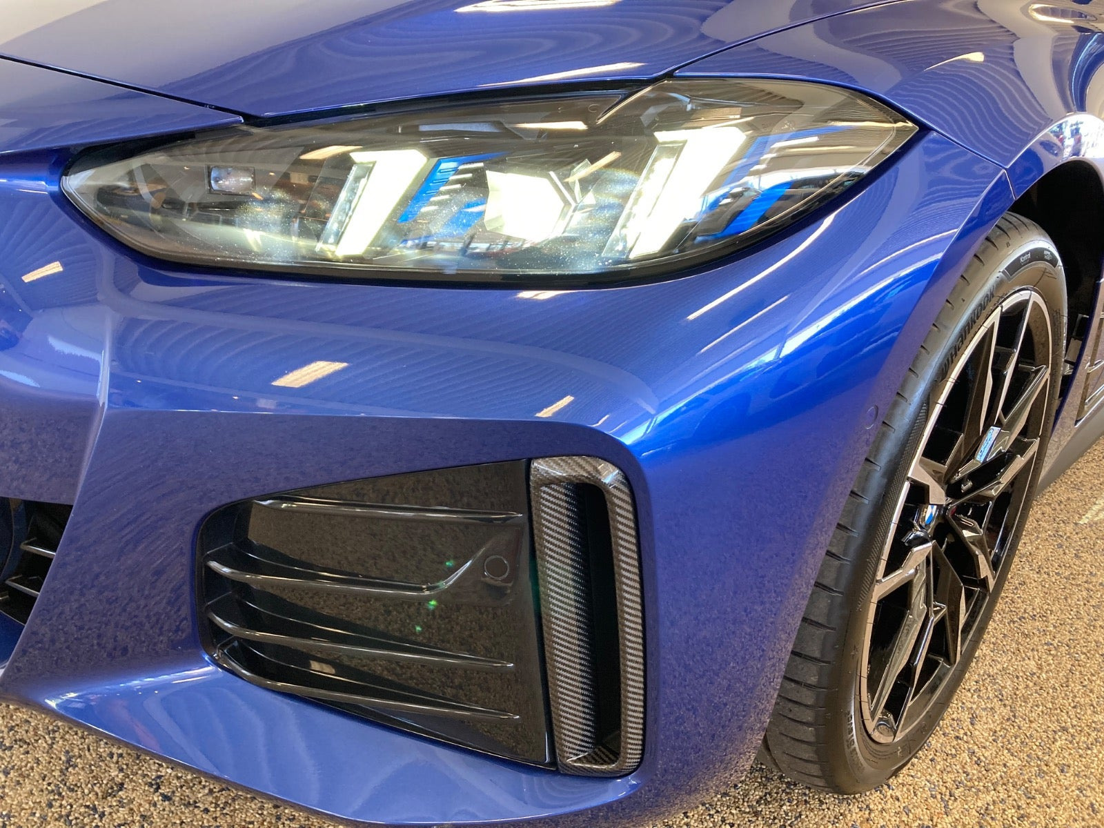 Blå BMW i4 fra 2025