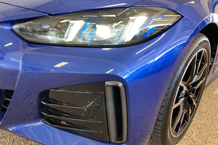 Blå BMW i4 fra 2025