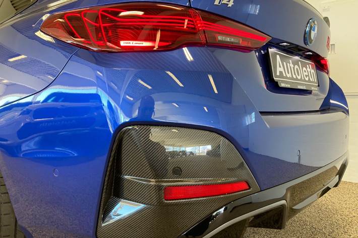 Blå BMW i4 fra 2025