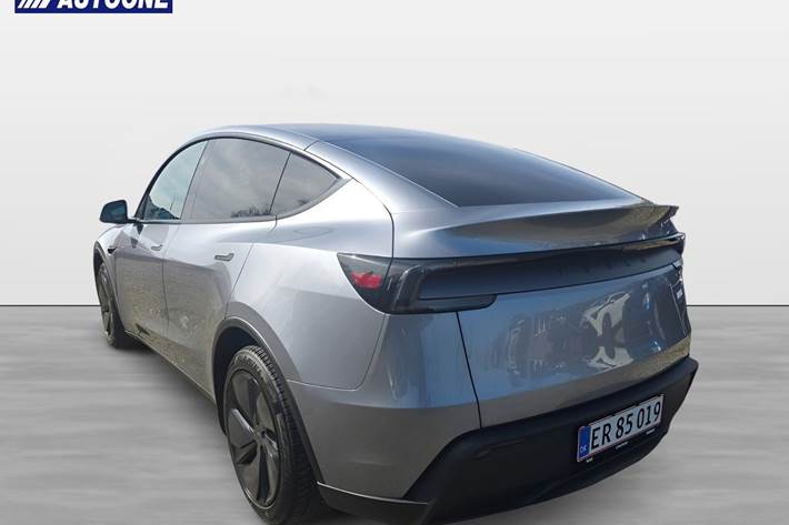 Grå Tesla Model Y fra 2025