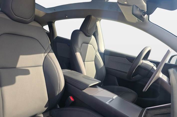 Grå Tesla Model Y fra 2025