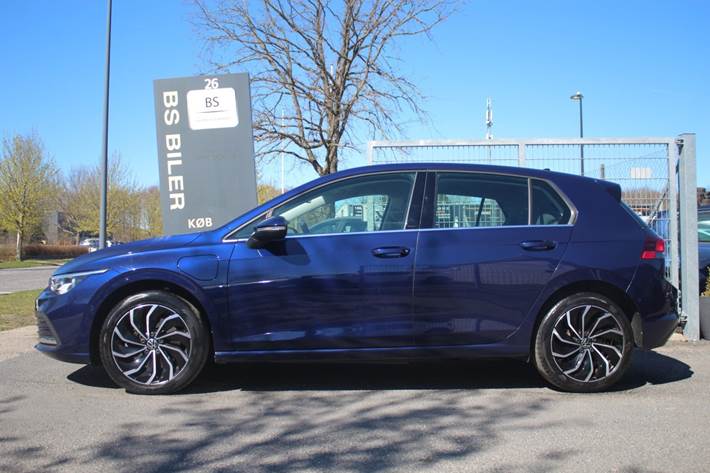 Blå VW Golf VIII fra 2022