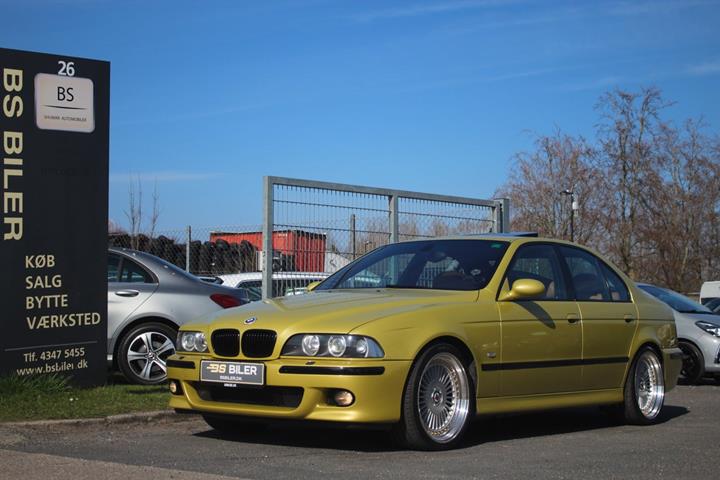 Gul BMW M5 fra 2000 set udefra