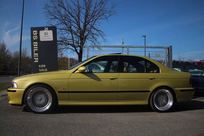 Gul BMW M5 fra 2000