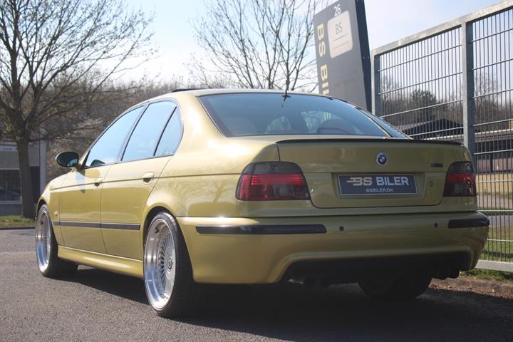 Gul BMW M5 fra 2000