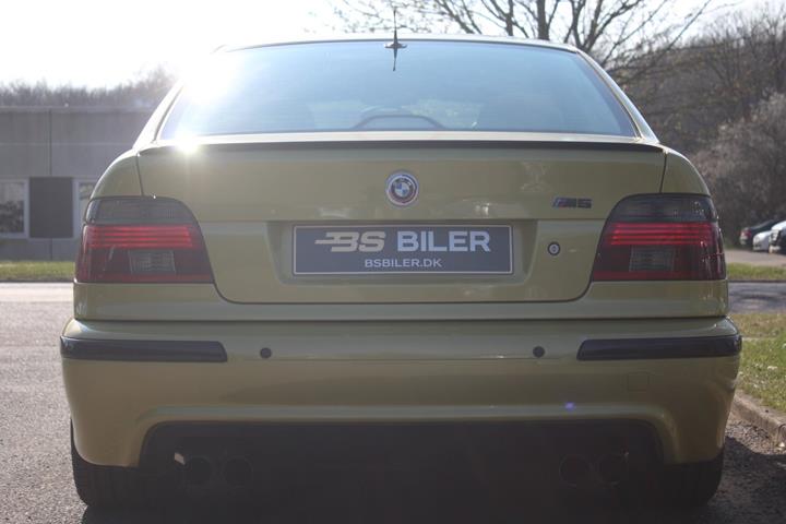 Gul BMW M5 fra 2000