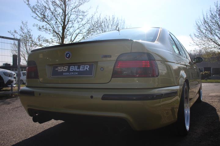 Gul BMW M5 fra 2000